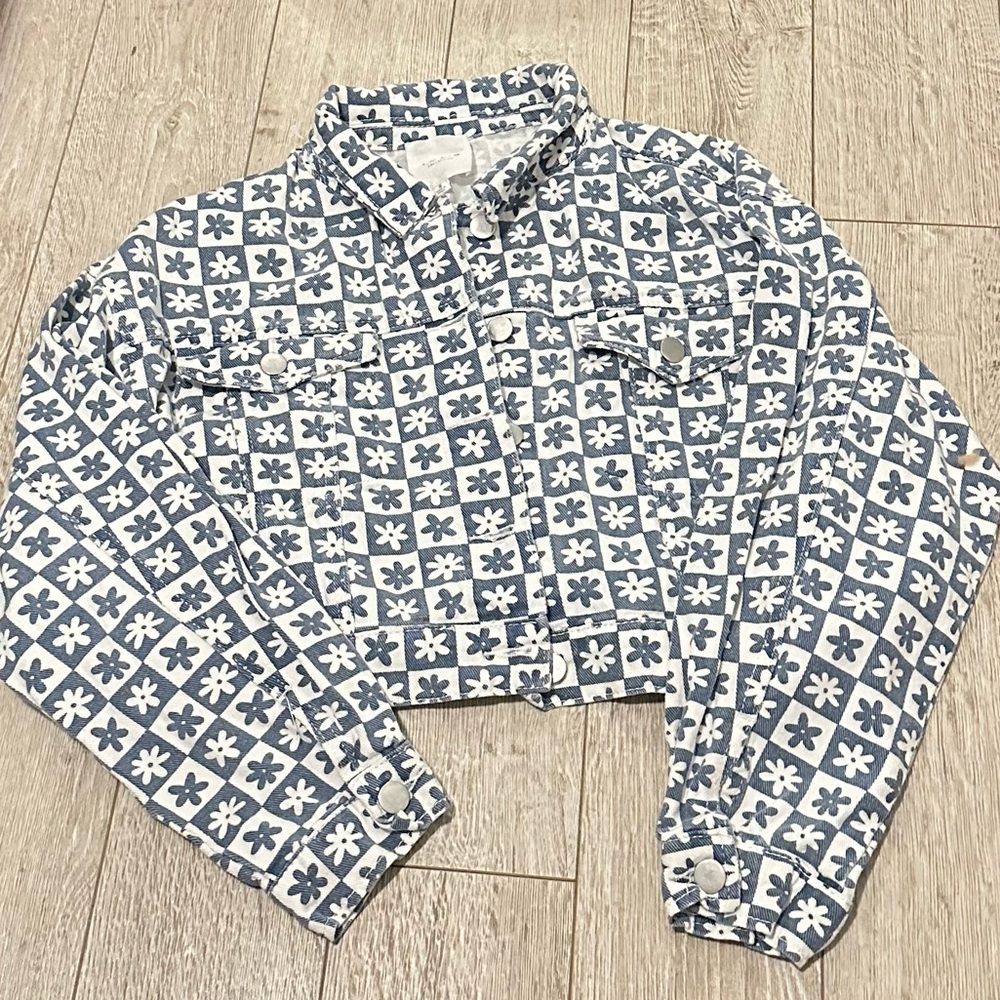 NEVER WORN Flower Jean Jacket Size Small BLUE AND WHITE